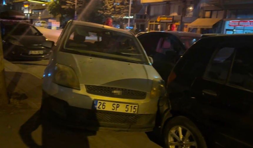 Kontrolden çıkan otomobil 3 aracı hasara uğrattı