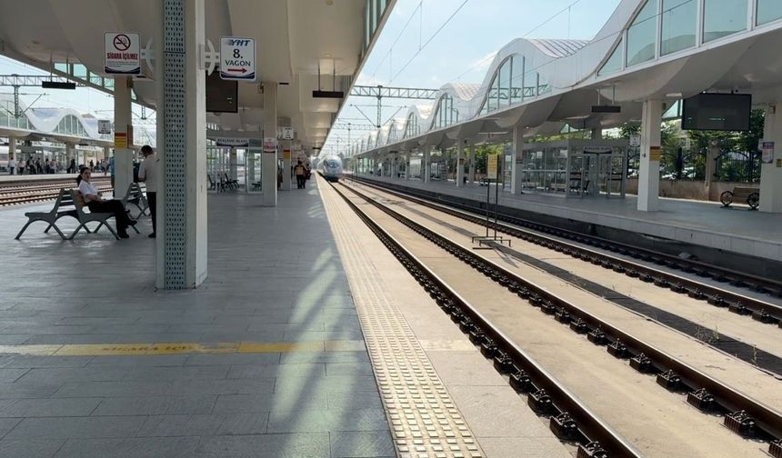 Trenden inemeyen yolcuyu itfaiye kurtardı