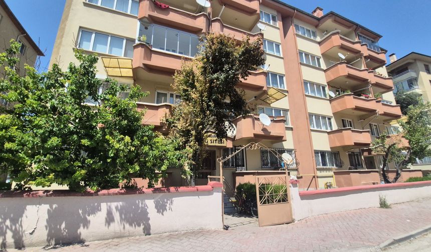 Çatı arası kapısını yerinden söküp götürdüler