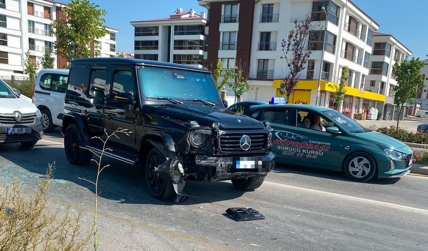 Lüks cip ile otomobil çarpıştı, trafik aksadı