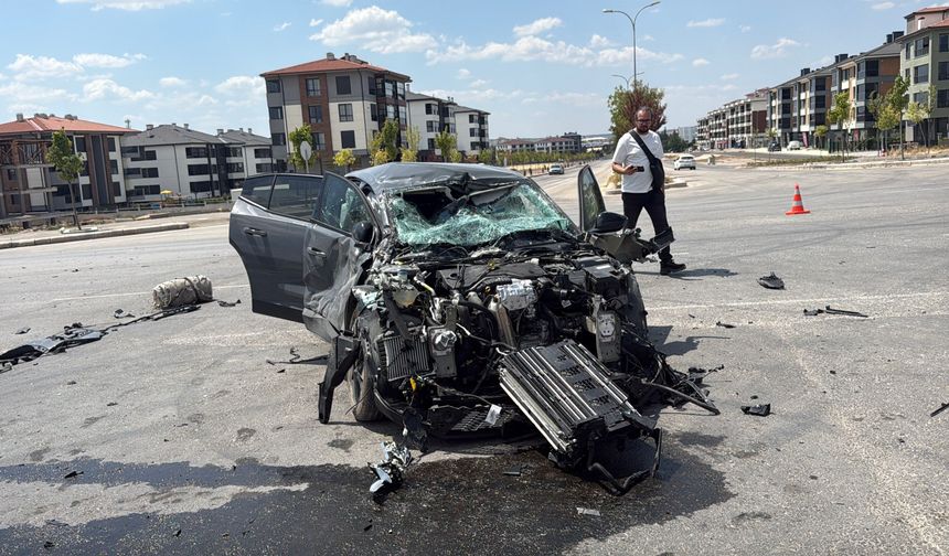 Tepebaşı’nda feci kaza: Otomobil kullanılamaz hale geldi