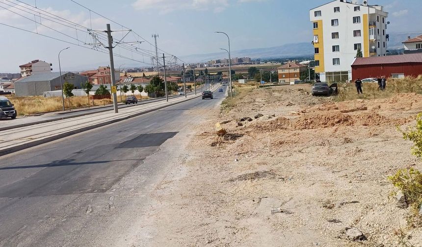 Korkutan kaza: Otomobil savrularak toprak alana girdi