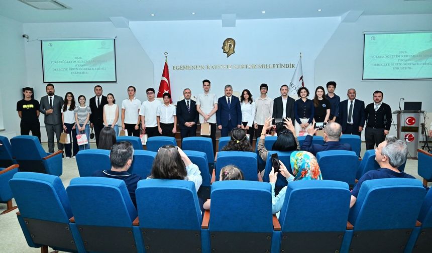 Vali Yılmaz, YKS ve LGS'de tam puan alan öğrencilerle bir araya geldi