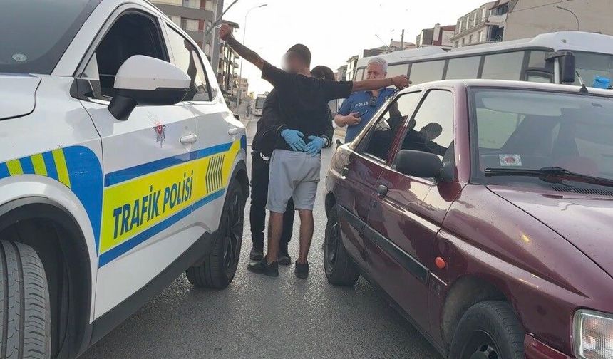 Polisin şüphelendiği araçtan 13 sentetik hap çıktı