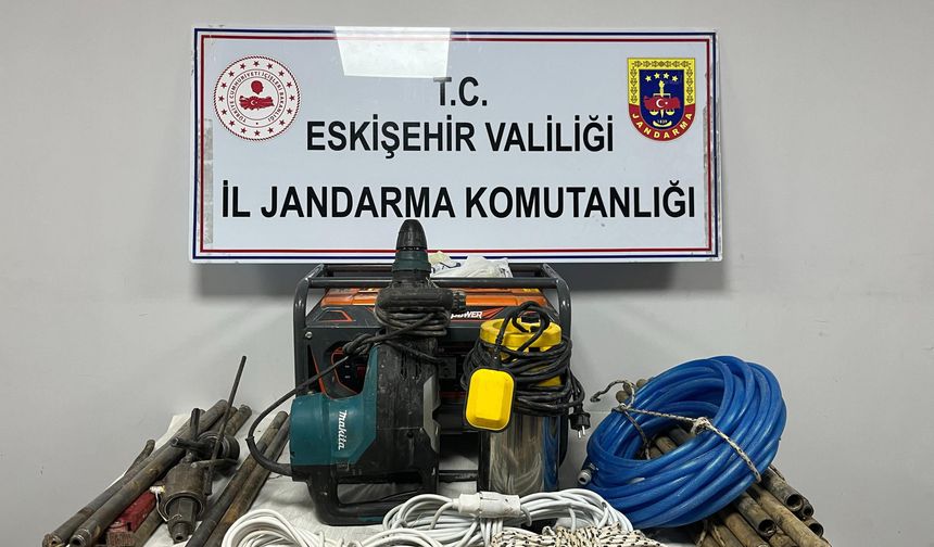 Define ararken jandarmaya yakalandılar