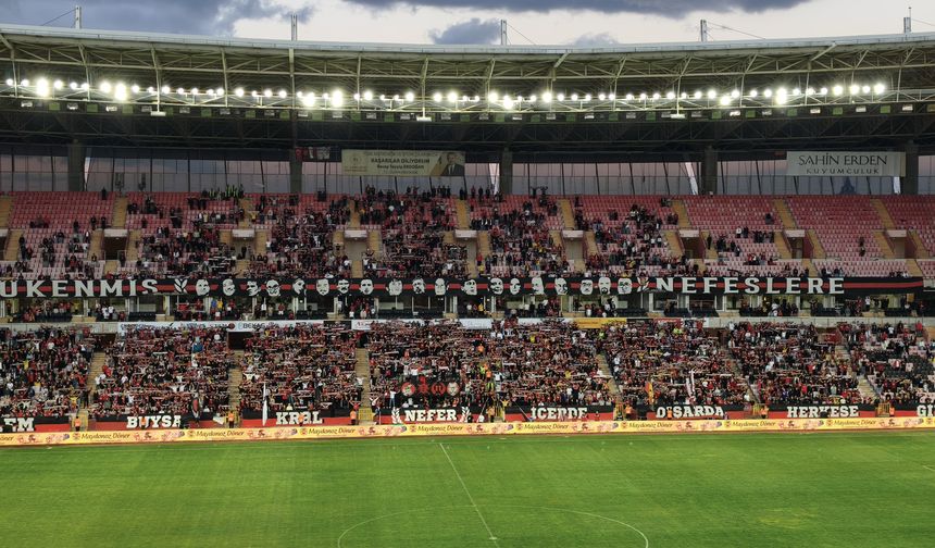 Eskişehirspor taraftarıyla buluştu: Yeni kadro tek tek sahaya çıktı