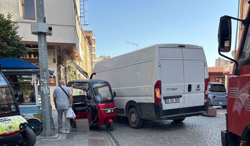 Yasak dönüş trafiği aksattı!