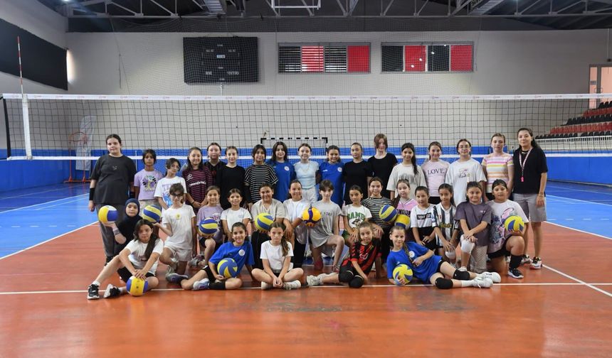 130 Sporcu voleybol eğitimi alıyor
