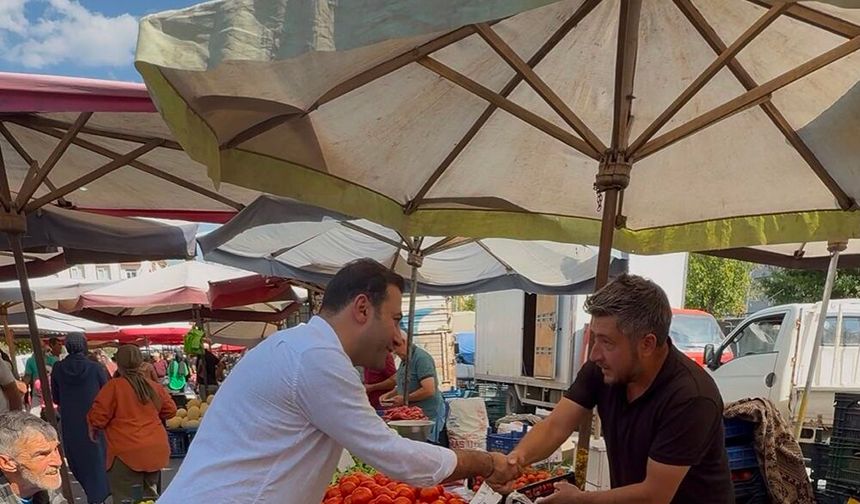 Pazar esnafı ve vatandaşın sorunlarını dinledi