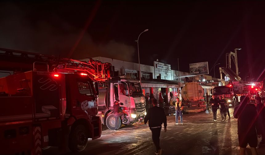 Baksan’da saatler süren yangın: Dükkan küle döndü!