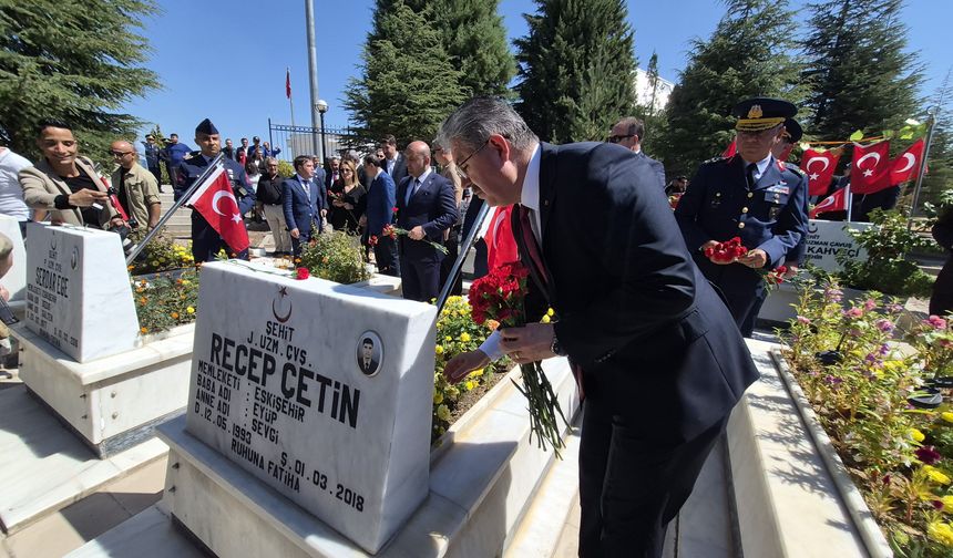 52 şehidin kabrine karanfil bırakıldı
