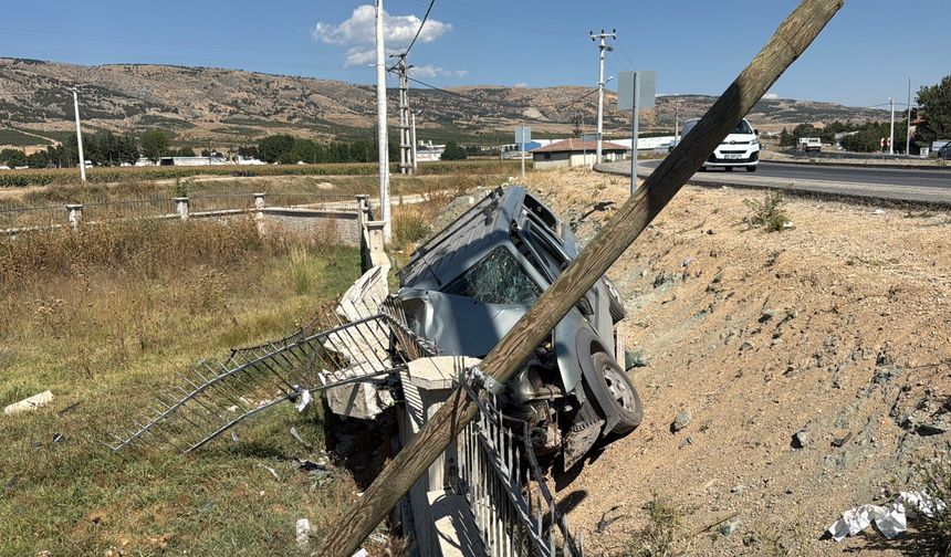 Virajı alamayan araç refüje devrildi: 1'i ağır 3 yaralı
