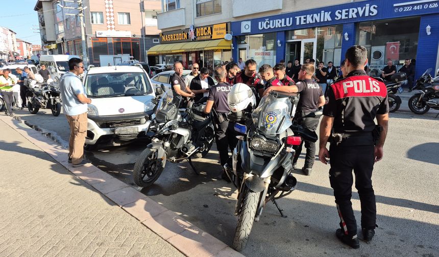 Eskişehir’de hafif ticari araç polis motosikletine çarptı