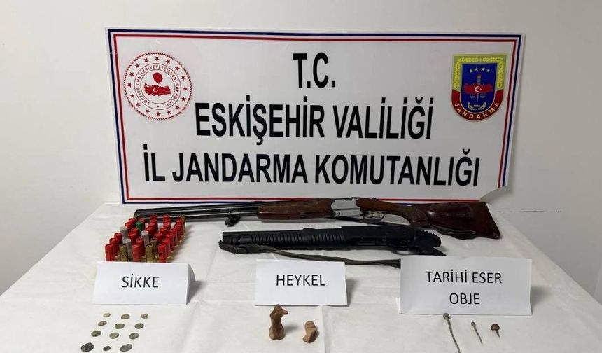 Eskişehir’de tarihi eser operasyonu: Sikke ve heykeller ele geçirildi