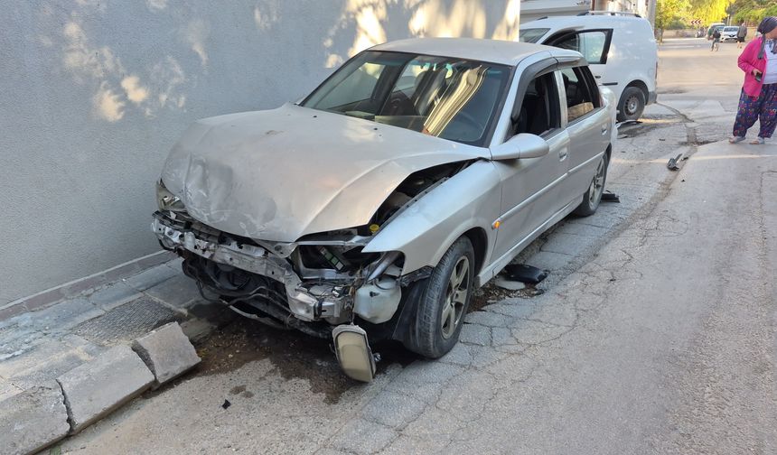 Eskişehir’de kavşakta çarpıştılar: Sürücü aracını bırakıp kaçtı