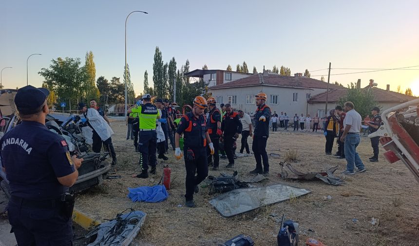 Yangın dönüşü feci kaza: 1 ölü 4 yaralı