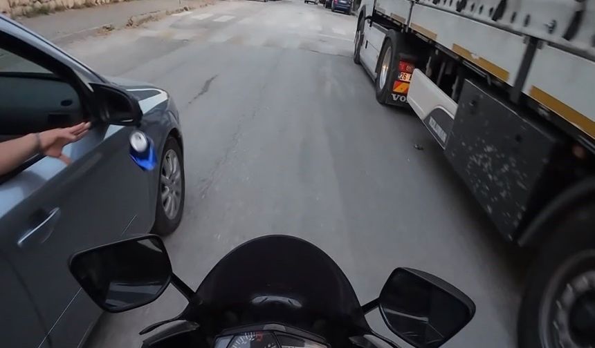 Otomobilden atılan çöpü alıp geri fırlattı