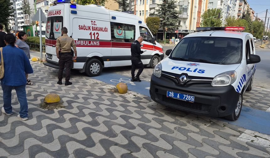 Karşıdan karşıya geçerken otomobil çarptı