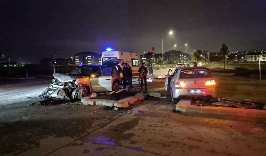 Kavşakta feci kaza: 3 kişi yaralandı