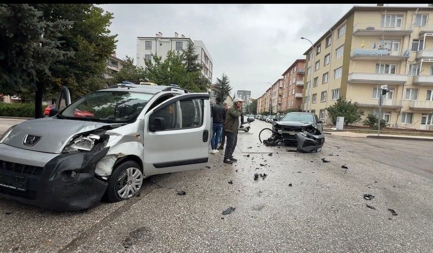 İki araç çarpıştı, sürücü yakınları arasında gerginlik çıktı