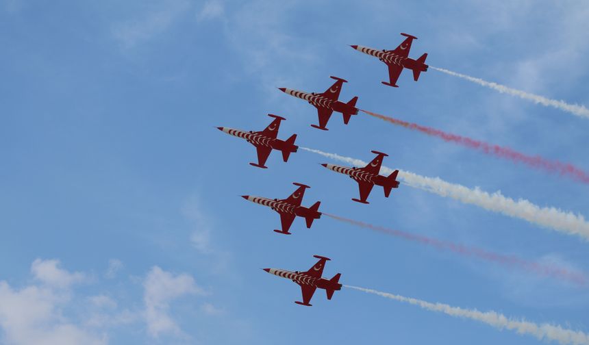 Eskişehir semalarında Türk Yıldızları rüzgarı