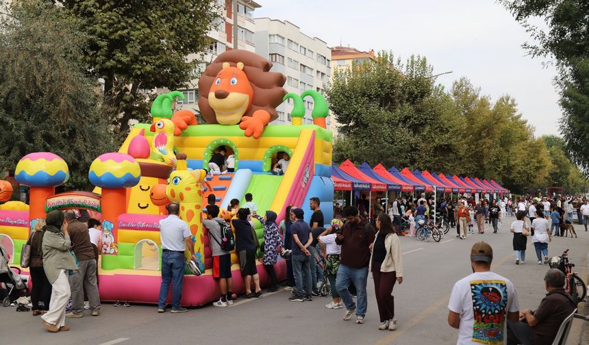 Arabasız Pazar'da bulvarlar yayaların oldu