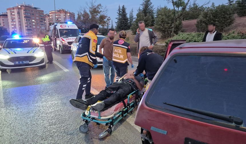 Direksiyon hakimiyetini kaybetti: Aydınlatma direğine çarptı!