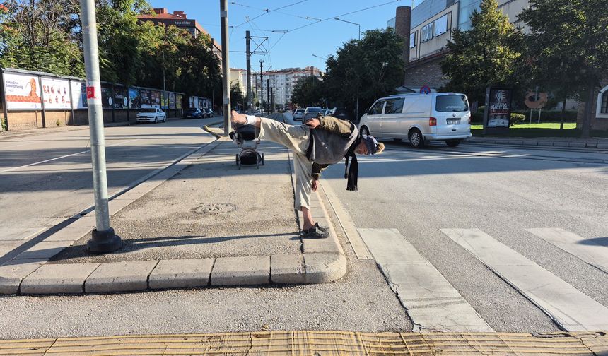 Sokakta yaptığı hareketlerle dikkat çekiyor