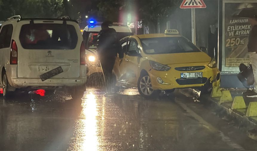 Kaygan yolda taksi ile panelvan çarpıştı
