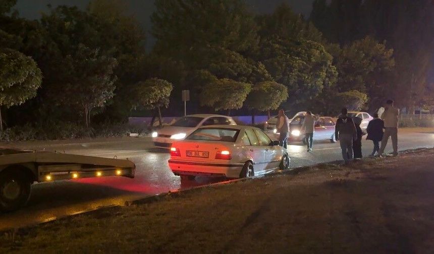 Yağışta kontrolden çıktı, refüjü aştı