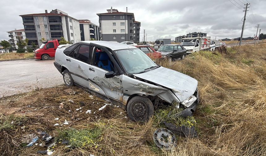 Park halindeki otomobile çarpıp kaçtı