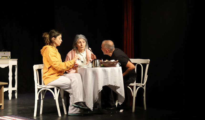 Sahnede ‘Demans Pratiği’ ile anlamlı mesaj