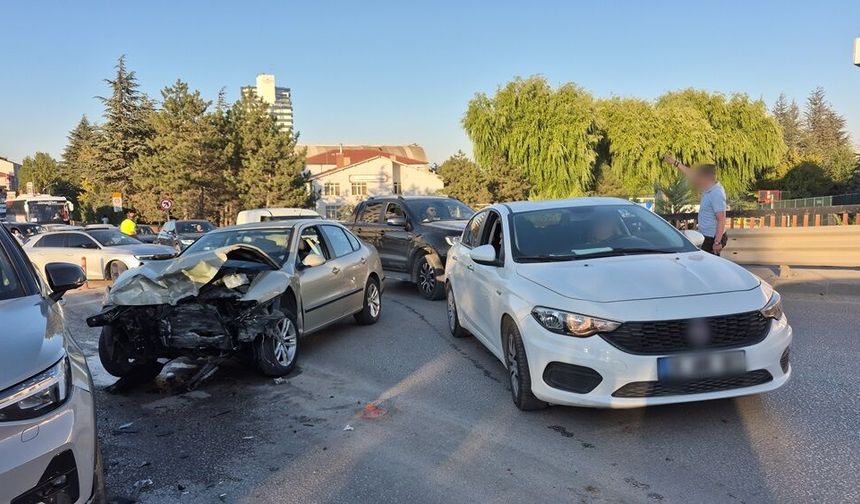 Eskişehir’de 4 araç birbirine girdi: Trafik kilitlendi!