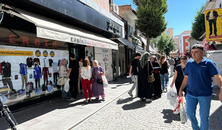 Vatandaşlar okul kıyafeti kuyruğunda