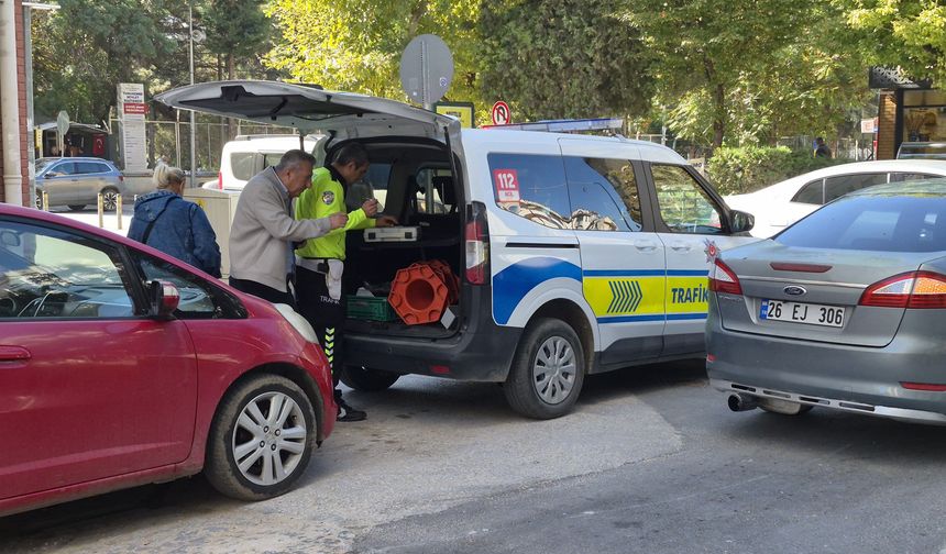 Karşıdan karşıya geçerken otomobil çarptı