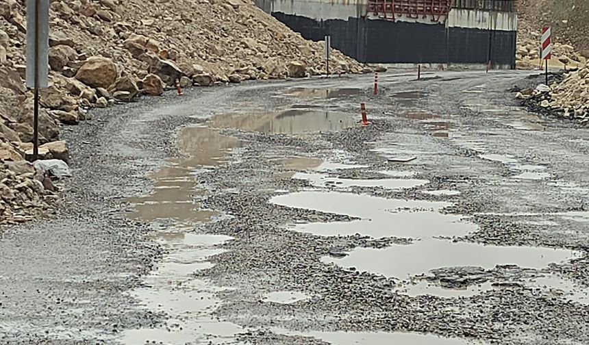 Eskişehir'deki bu yol onarılmayı bekliyor...