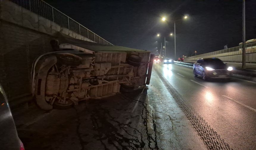 Eskişehir'de ilginç kaza: Marullar yola saçıldı