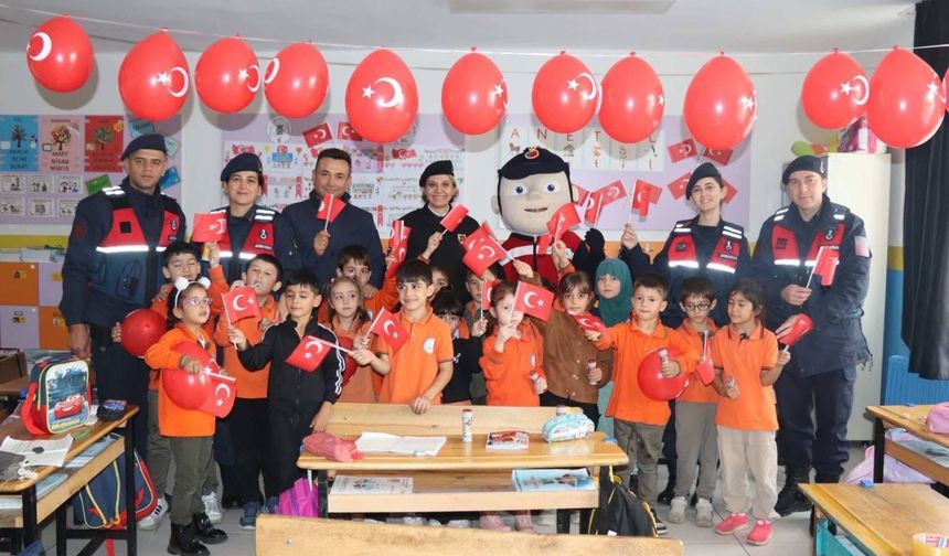 Jandarma ve minikler bayramı birlikte kutladı