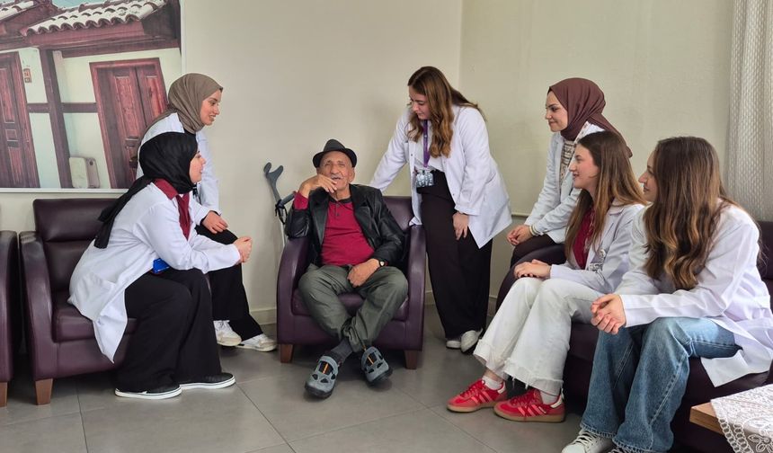 Üniversite öğrencilerinden huzurevinde özel etkinlik
