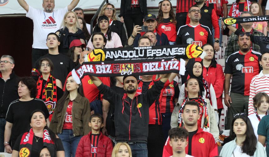 Eskişehirspor sahasında taraftarıyla buluşuyor...