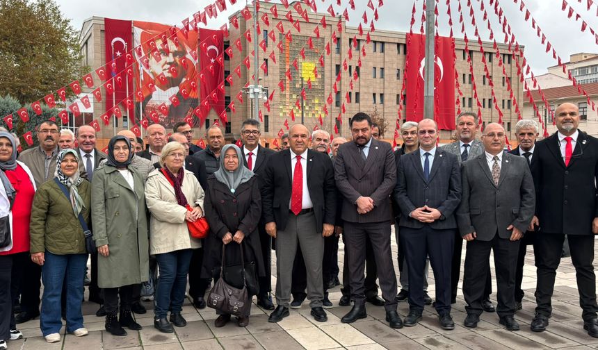 İYİ Parti'den Atatürk Anıtı'na çelenk