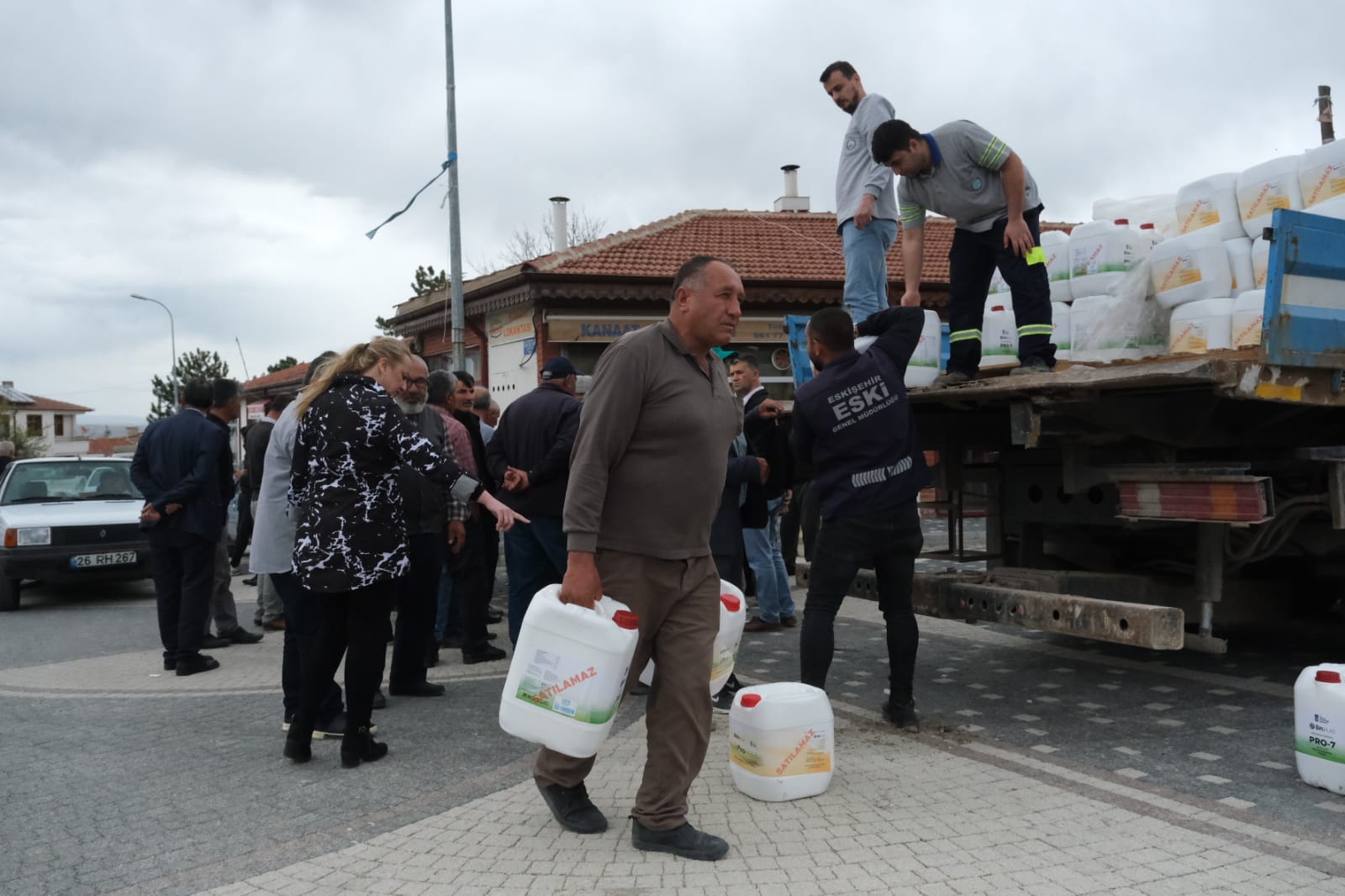 BEYLİKOVA VE GÜNYÜZÜ’NDE KÜÇÜK ÇİFTÇİYE SIVI GÜBRE DESTEĞİ (13)