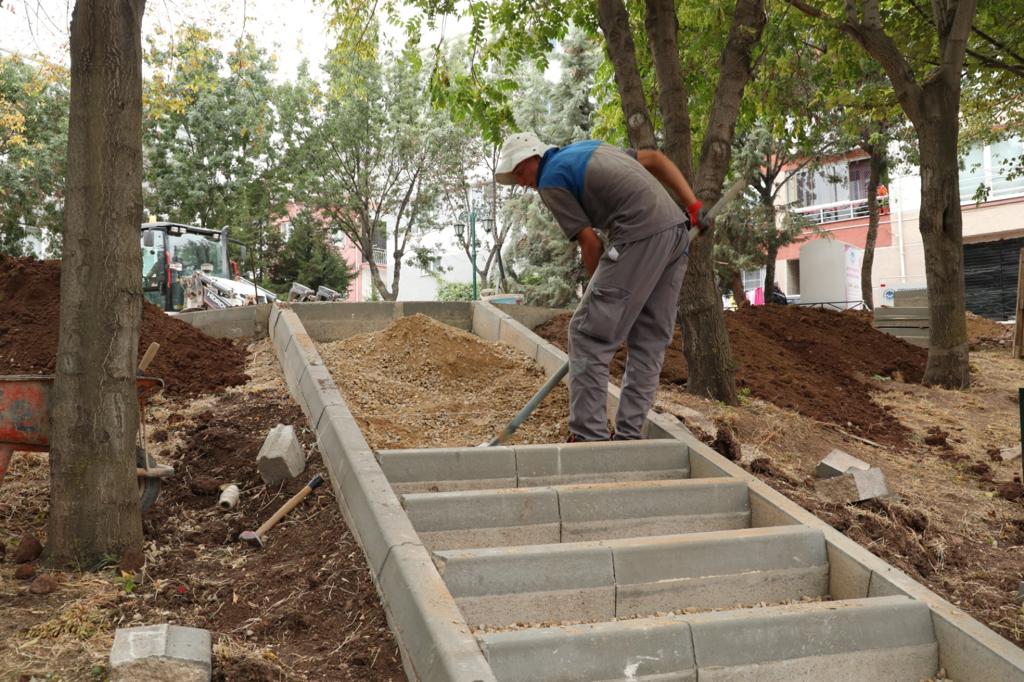 Emek Mahallesi’nde bulunan Memiş Dede Parkı yenileniyor (3)