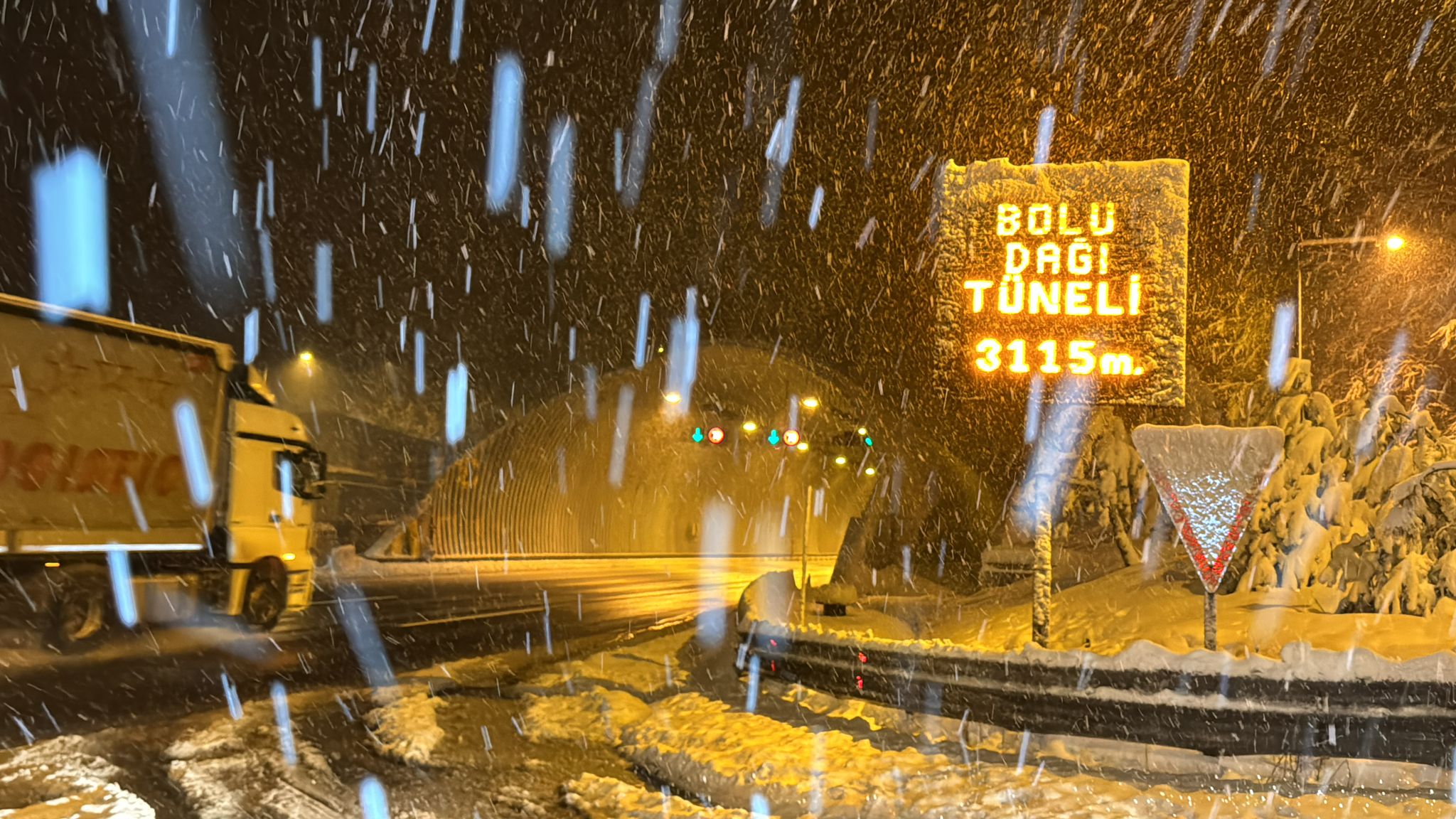 Bolu’da, sabah saatlerinde başlayan kar yağışı yüksek kesimlerde etkili oldu. 