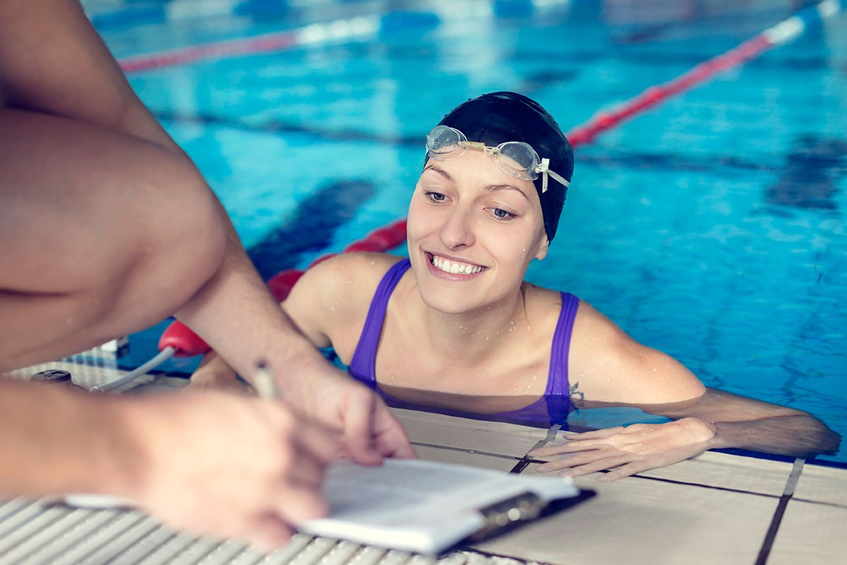 Плавание для начинающих взрослых. Как научиться плавать с нуля. Девушка тренер по плаванию. Красивая девушка плывет в бассейне. Плавание обучение видео.