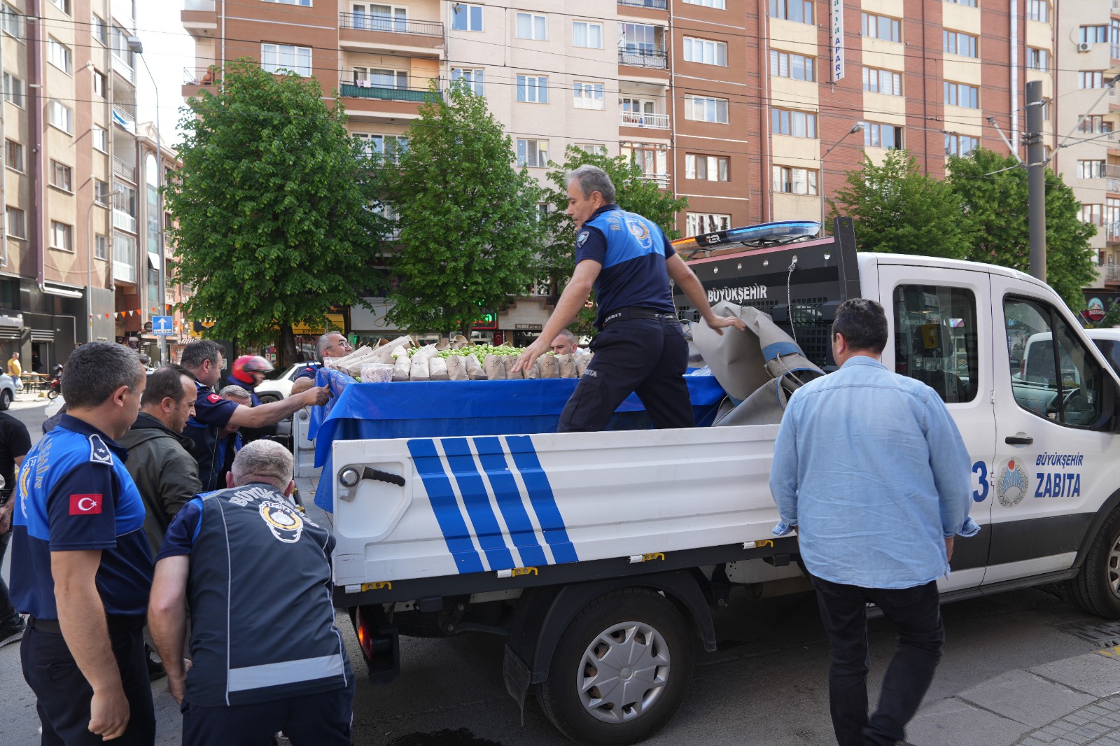 Büyükşehi̇r Zabitasi Eski̇şehi̇r Halki İçi̇n 7 24 Görev Başinda (9)