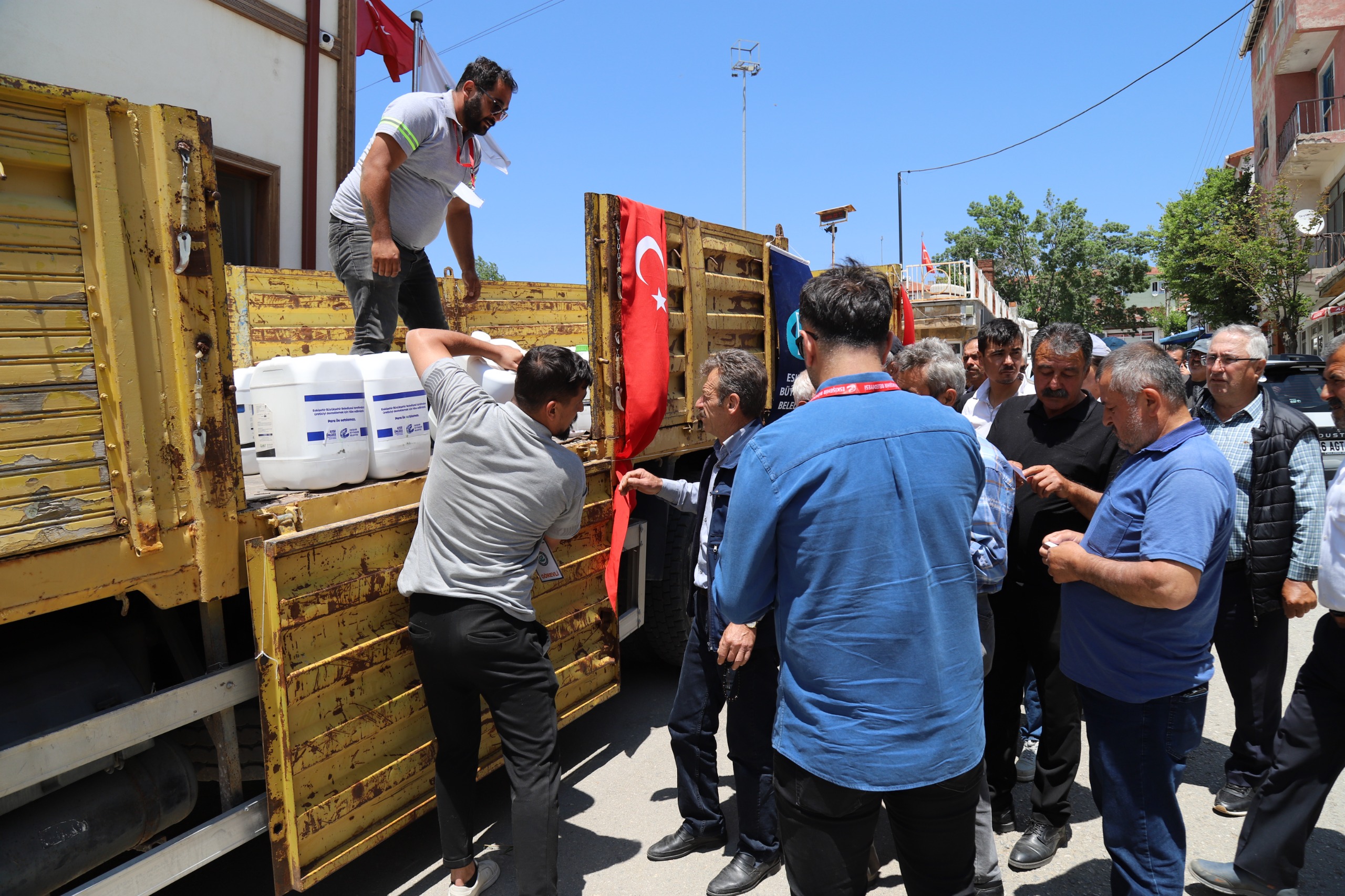Büyükşehi̇rden Ki̇raz Üreti̇ci̇si̇ne Don Sonrasi Can Suyu (2)