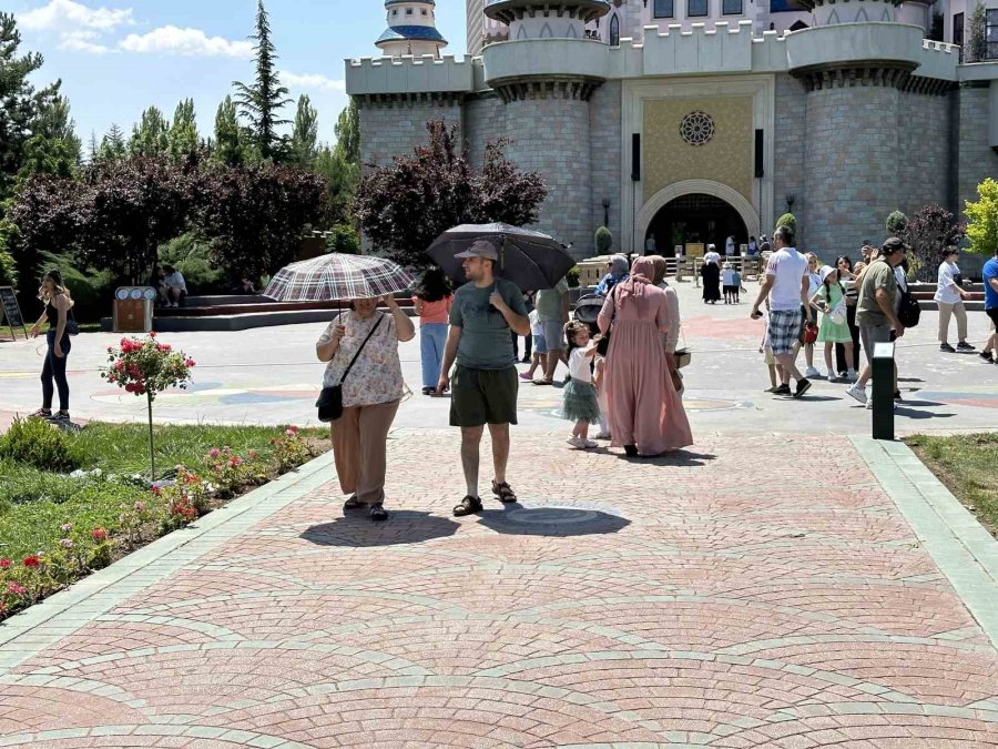 Eskisehirde Sicak Havadan Bunalan Vatandaslar Gunesten Korunmak