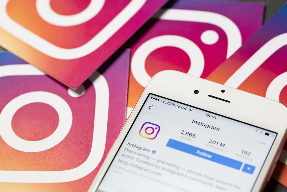 Smartphone Em Meio A Simbolos Do Aplicativo Instag