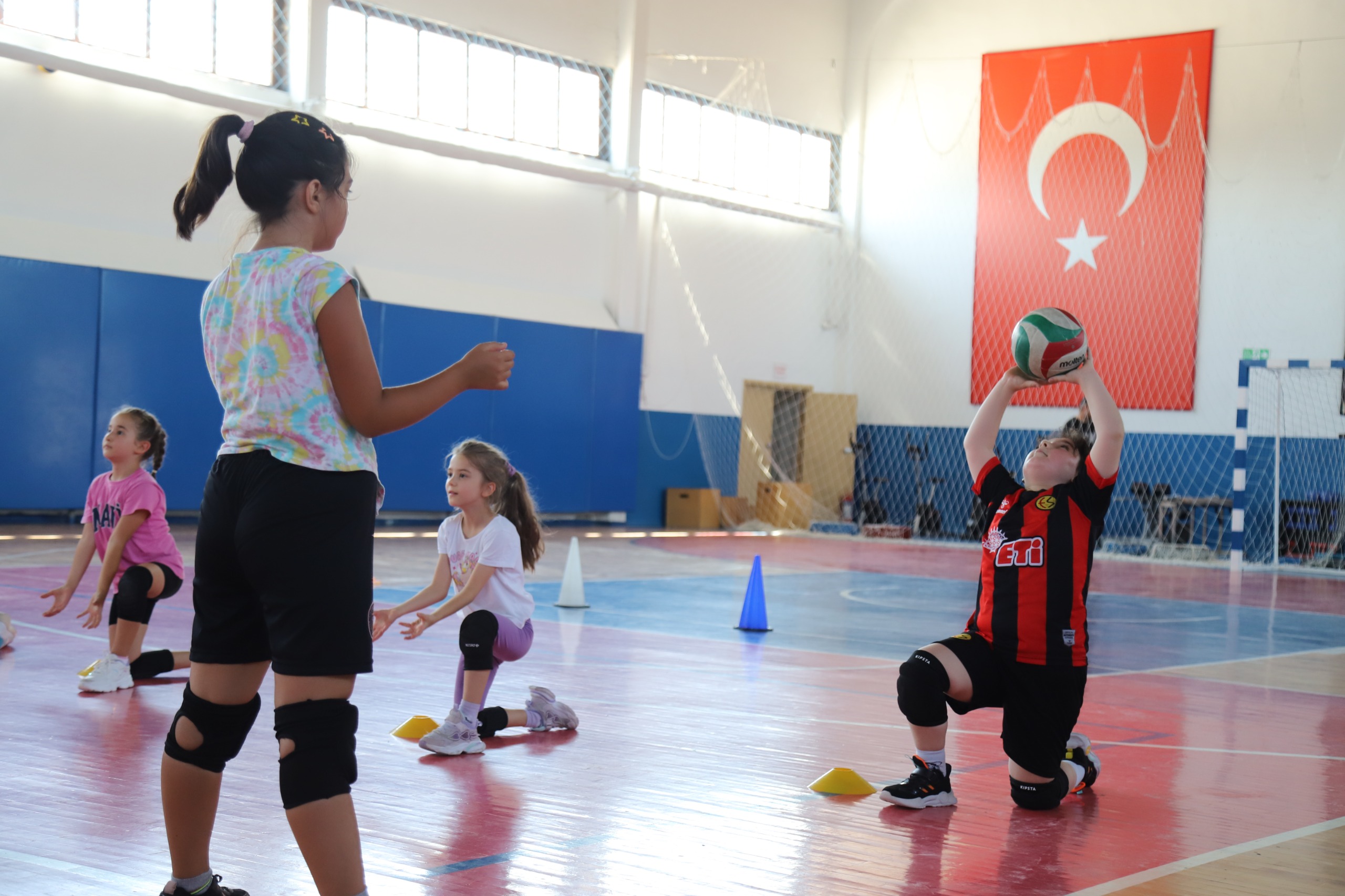 Yaz Dönemi̇ Çocuk Spor Eği̇ti̇mleri̇ Doludi̇zgi̇n Devam Edi̇yor (7)